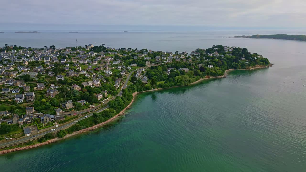 Belo panorama de drone da costa de Perros-Guirec com casas ao longo da orla, Bretanha, França