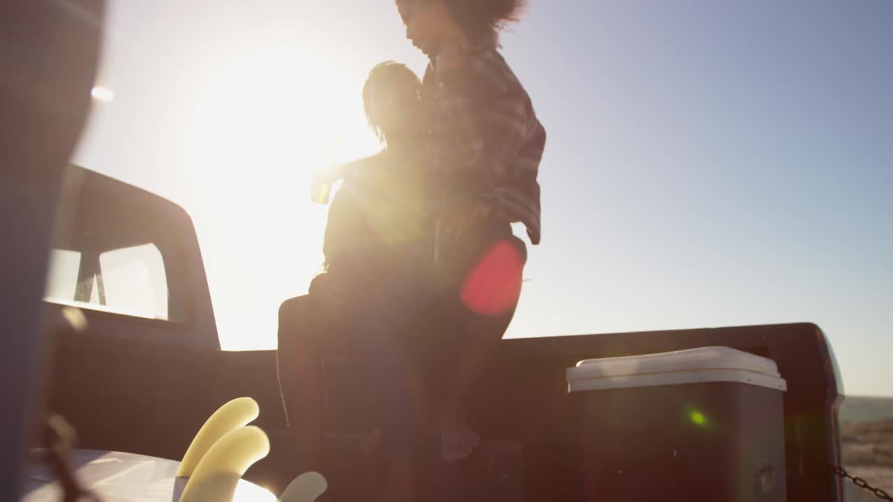 해변 4k에서 픽업 트럭에 앉아있는 여성 남자의 무 ⁇ 에