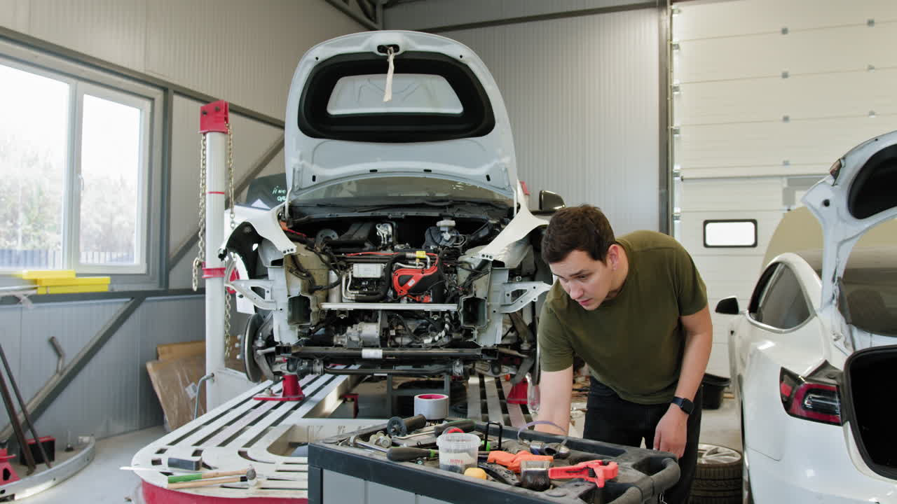 reparación de automóviles en un garaje