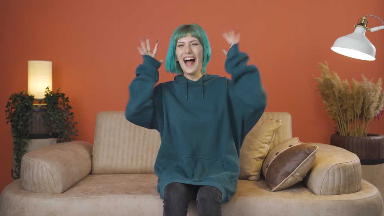 카메라를 조롱하는 재미있는 남자.