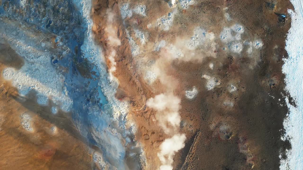 fotografía de avión no tripulado de los campos de vapor de hverir en islandia durante el invierno por la mañana