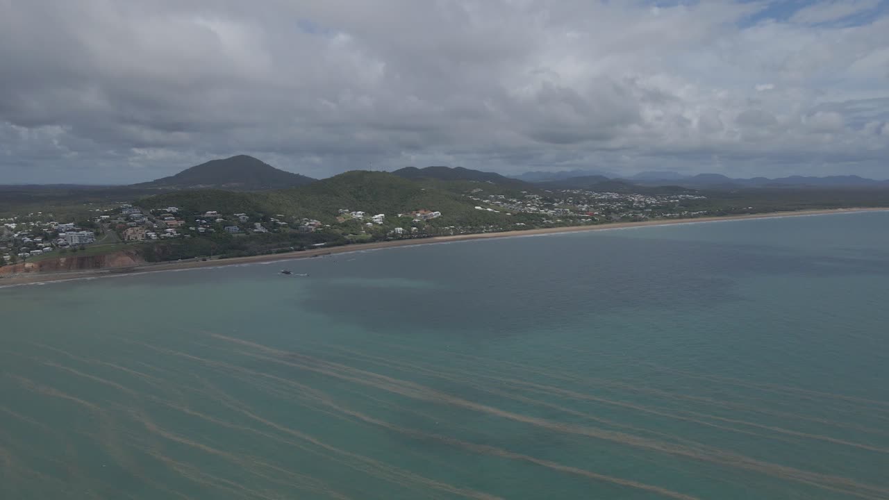 Spiaggia di Farnborough e spiaggia principale di Yeppoon in estate nella contea di Livingstone, Queensland, Australia