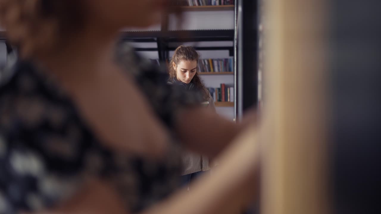 молодые студенты колледжа в и университетской библиотеке, размытый передний план