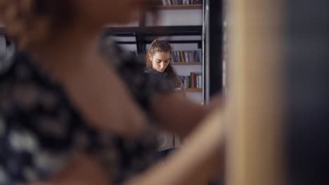 jóvenes estudiantes universitarios en la biblioteca de la universidad, en primer plano borroso