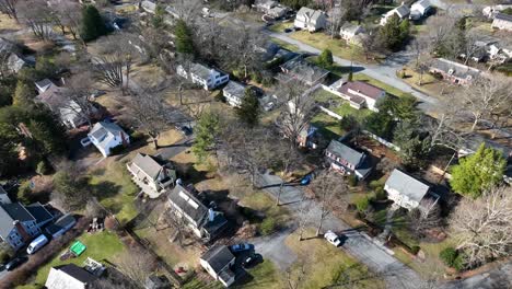 casas de los suburbios estadounidenses en el paisaje rural