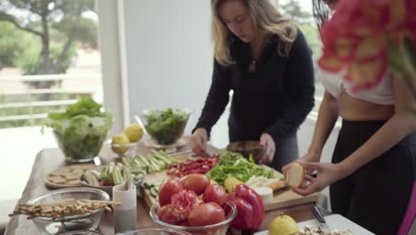 Junge-Frauen-Kochen-Gesundes-Essen