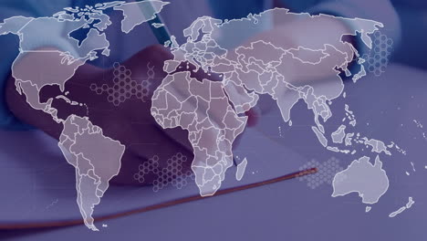 Animación-De-Mapa-Mundial-Y-Patrones-Hexagonales-Sobre-Una-Persona-Escribiendo-Con-Lápiz