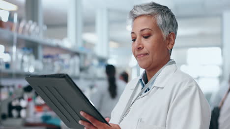 Scientist-woman-in-laboratory-with-tablet