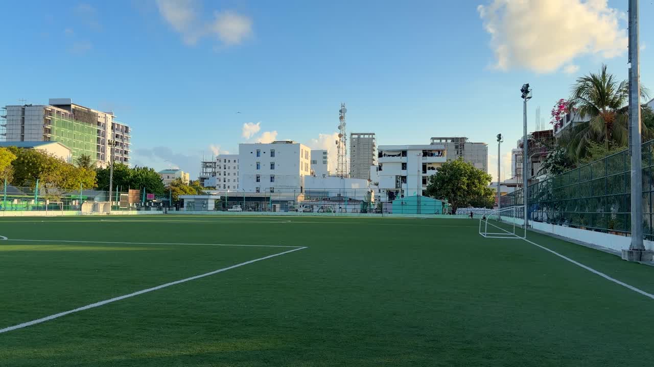 モルディブのマーフシ島にある地域コミュニティの屋外スポーツフィールド