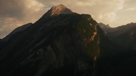 paisaje de montaña al atardecer