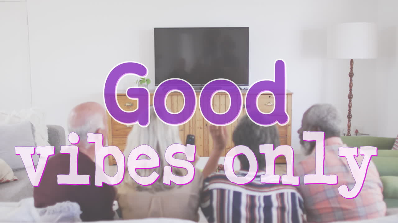 buenas vibraciones texto contra dos ancianos pareja diversa con cervezas animando mientras ve la televisión en casa