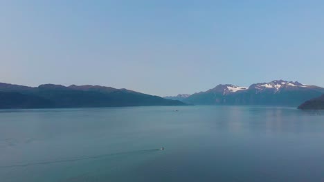 화창한 여름날 valdez ak의 port valdez 너머 shoup bay 주립 해양 공원 근처 보트의 4k 무인 항공기 비디오