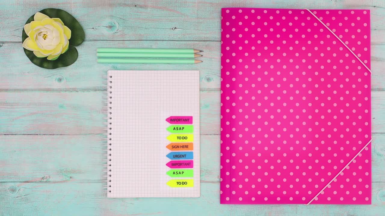 los suministros de oficina modernos y de moda aparecen en la mesa de madera.