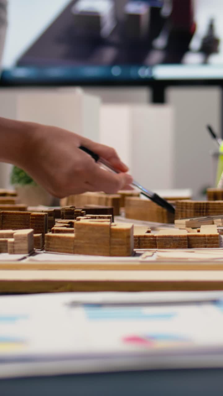 Video verticale. Primo piano di appaltatori che definiscono la planimetria per un master plan abitativo.