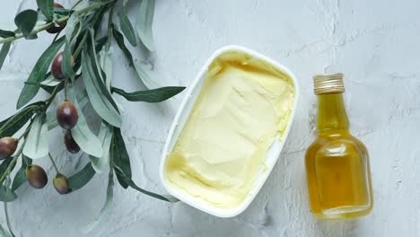 Frische-Olivenbutter-In-Einem-Behälter,