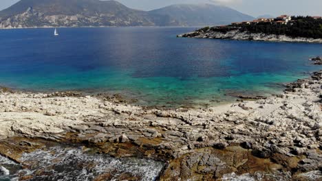 paysage marin pittoresque avec bateau sur l'océan turquoise à paralia emplisi, grèce - tir de drone aérien