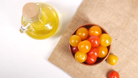 tomates cereza de colores y aceite de oliva