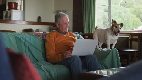 hombre mayor y su perro en el sofá en casa