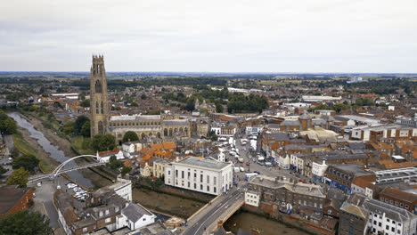 Belleza-Escénica-De-Boston,-Lincolnshire,-En-Fascinantes-Imágenes-Aéreas-De-Drones:-Puerto,-Barcos,-Iglesia-De-Saint-Botolph,-Puente-De-Saint-Botolph