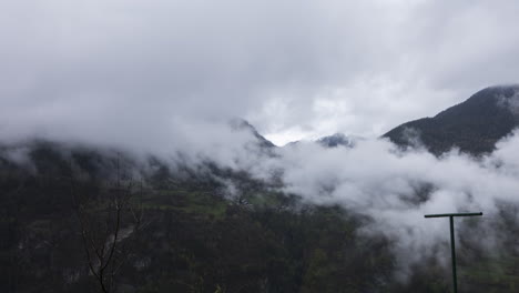 Zeitraffer-Eines-Tals-In-Den-Französischen-Alpen,-Das-Die-Bewegung-Der-Wolken-Auf-Dem-Gipfel-Der-Berge-Zeigt