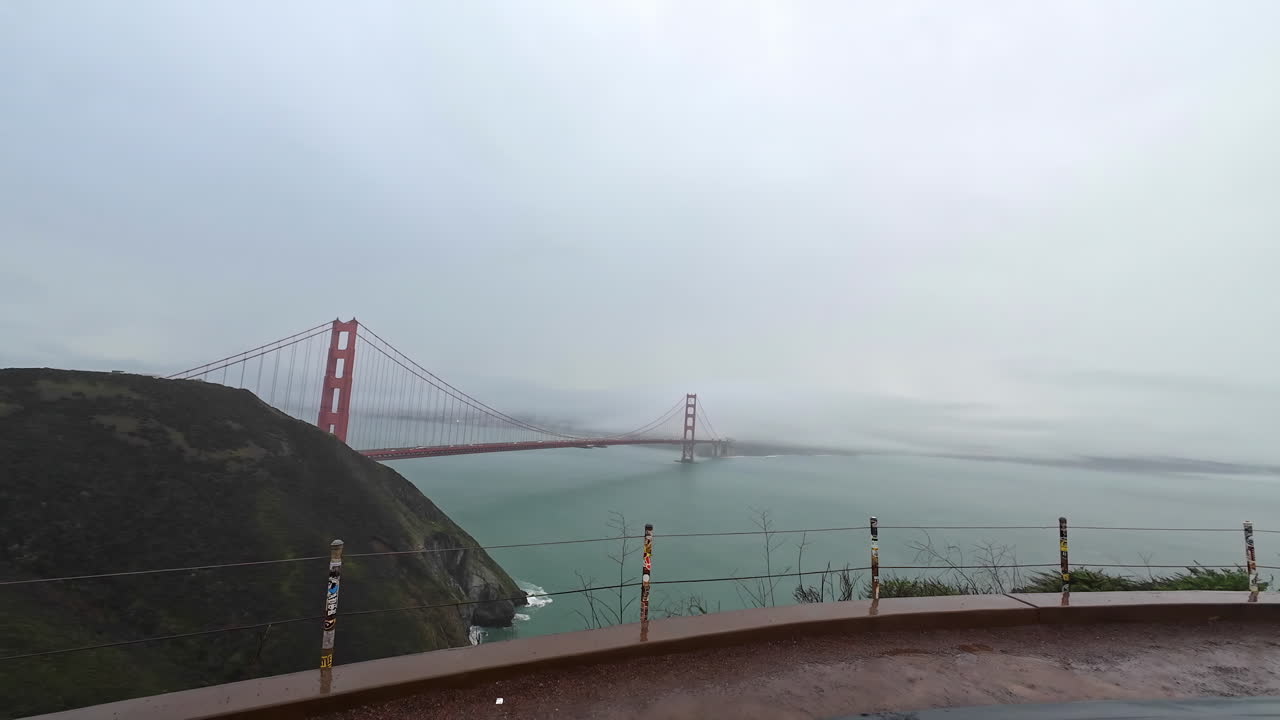 el puente golden gate en un día lluvioso en california, estados unidos