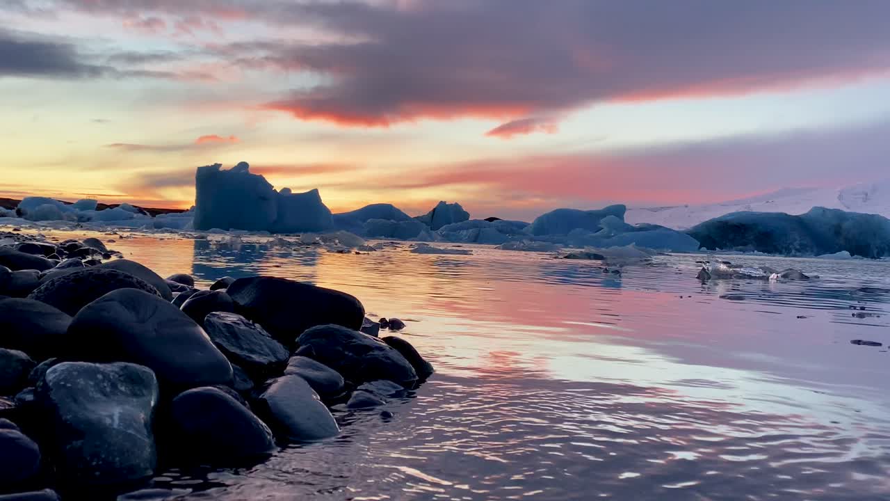 hermosos colores del atardecer sobre la laguna glaciar jokusarlon en islandia