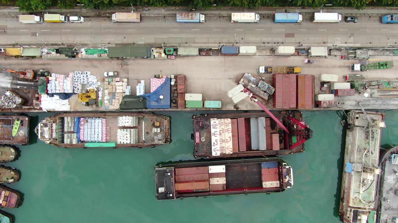 홍콩 필라 포인트 도크에서 운영되는 소형 피더형 컨테이너 바지선