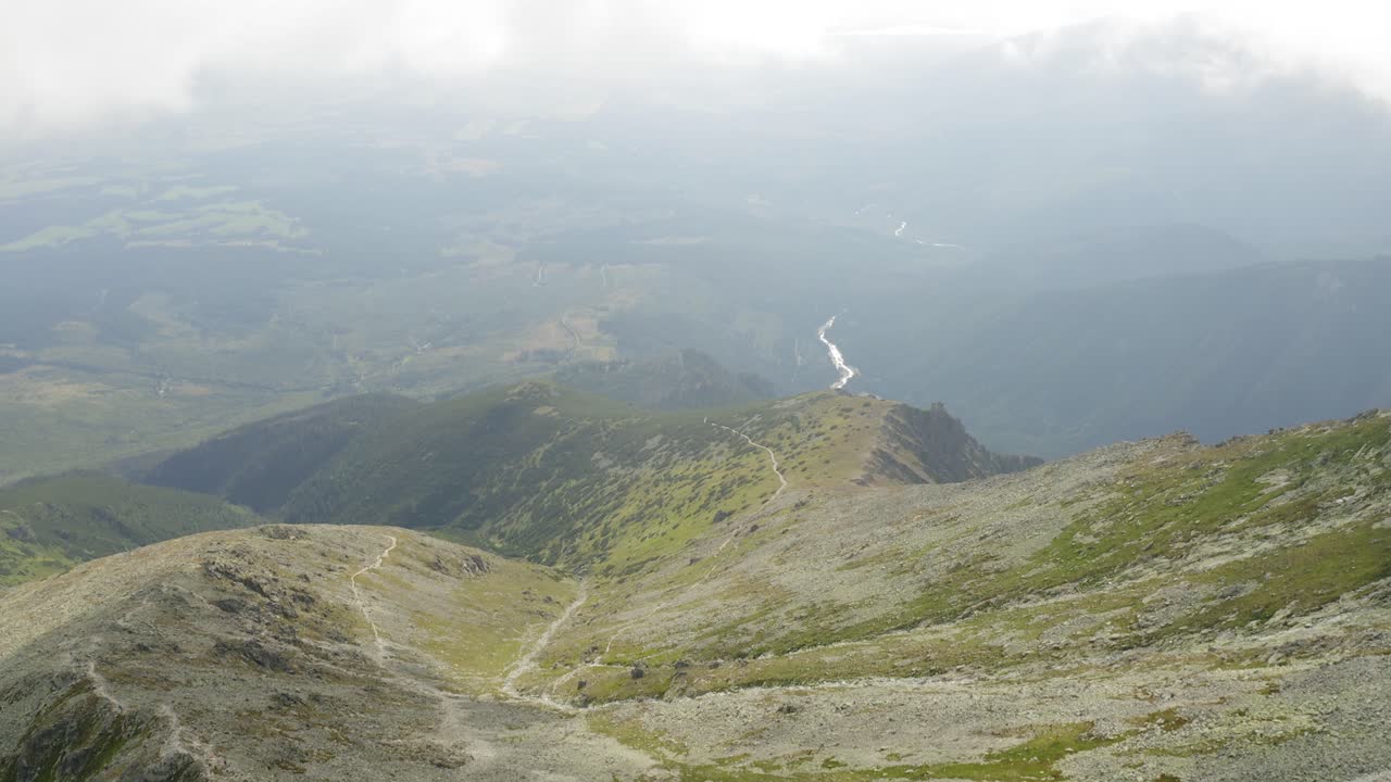 vista asombrosa de la ruta de senderismo con nubes y nieblas que cubren la montaña krivan en eslovaquia - toma aérea