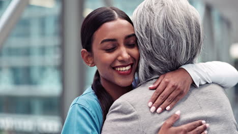 empatía, abrazo y médico con el paciente mayor