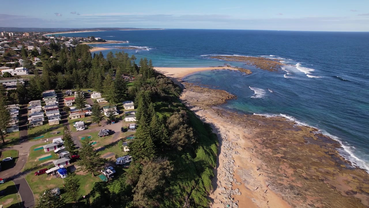 Ilmakuva Toowoon Bayn lomapuistosta ja Little Baysta Uudessa Etelä-Walesissa, Australiassa.