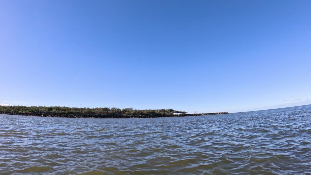 은 파란 하늘 아래 평온한 바다 파도