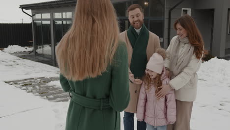 Gente-Celebrando-La-Compra-De-Una-Nueva-Casa