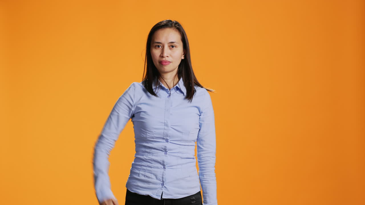 자랑스러운 성인이 스튜디오에서 군사 경의를 표하는 상징을 제시합니다.