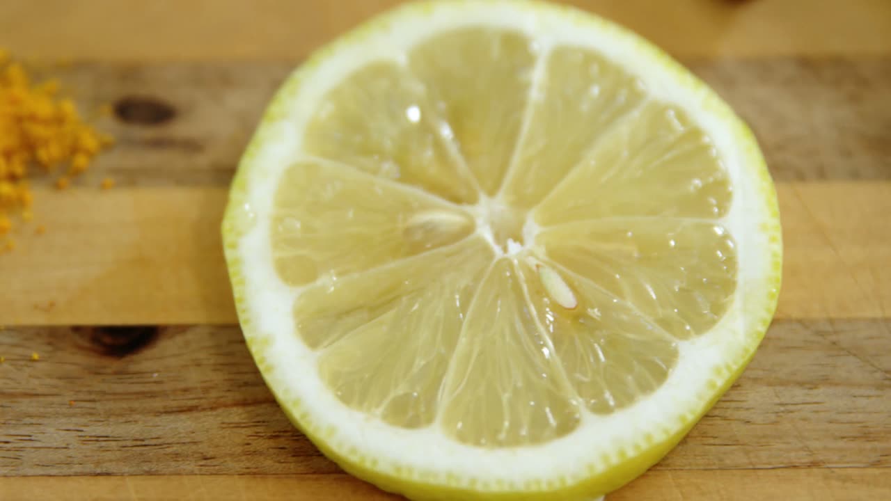 varias especias con rodajas de limón y cuchillo en la tabla de cortar 4k