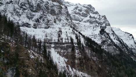 klöntalersee suiza glarus las famosas montañas aéreas se acercan suavemente