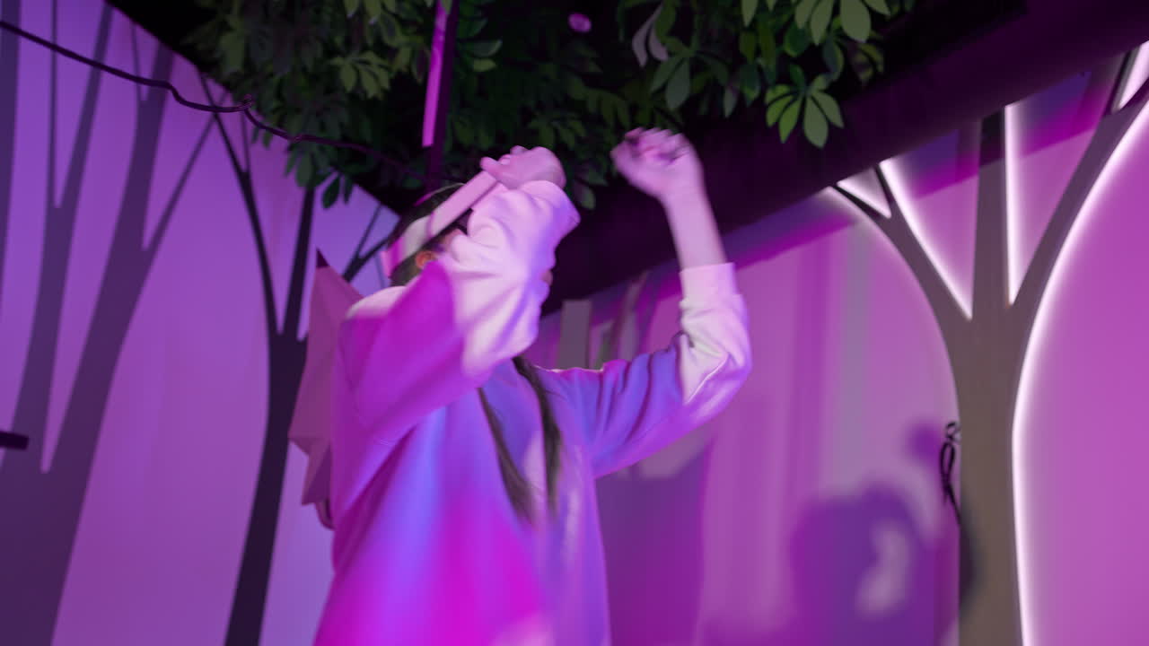 подростковая девушка веселится в музее естественной истории.