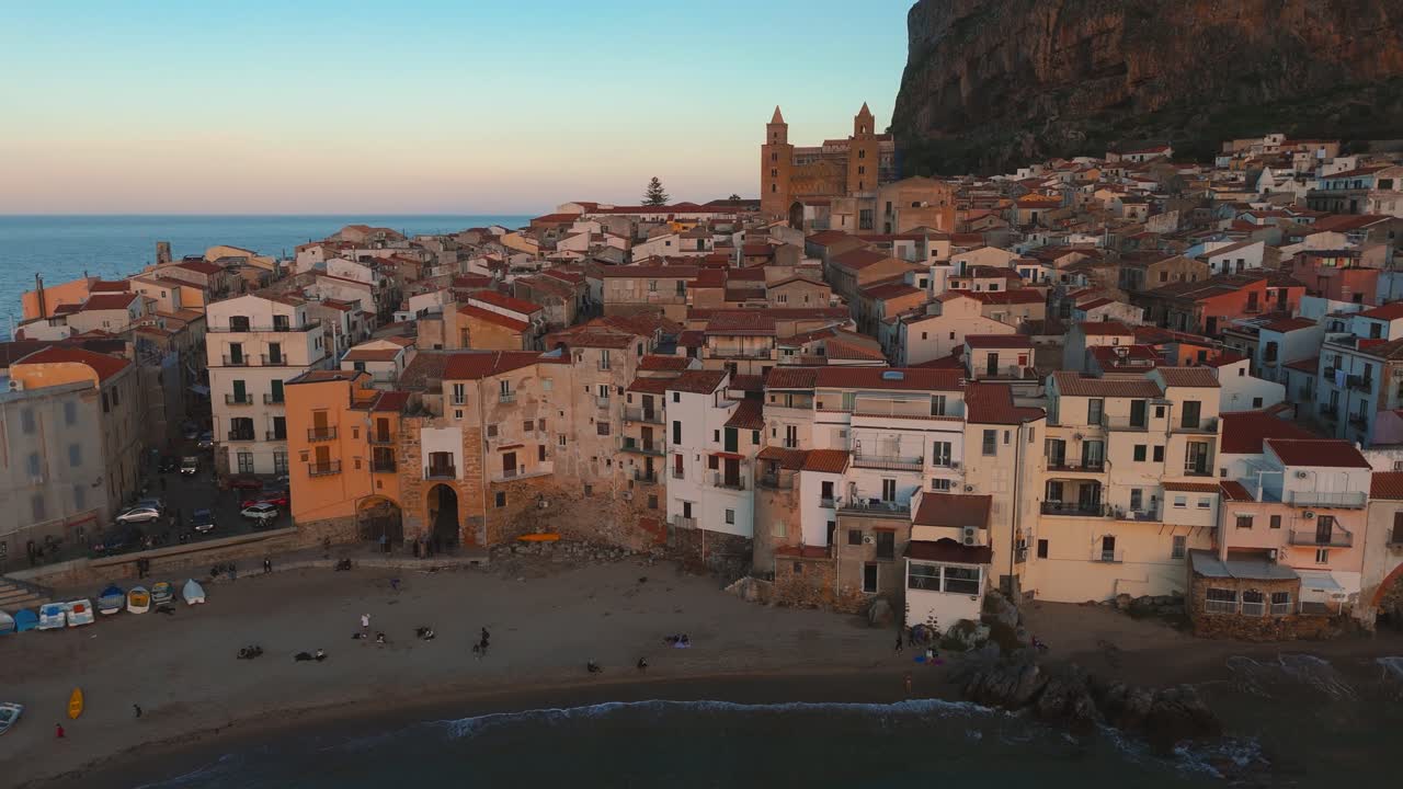 cefalu durante la puesta del sol