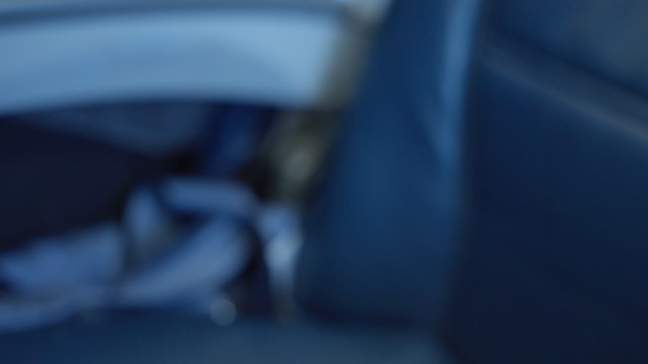 cinturón de seguridad abierto en avión