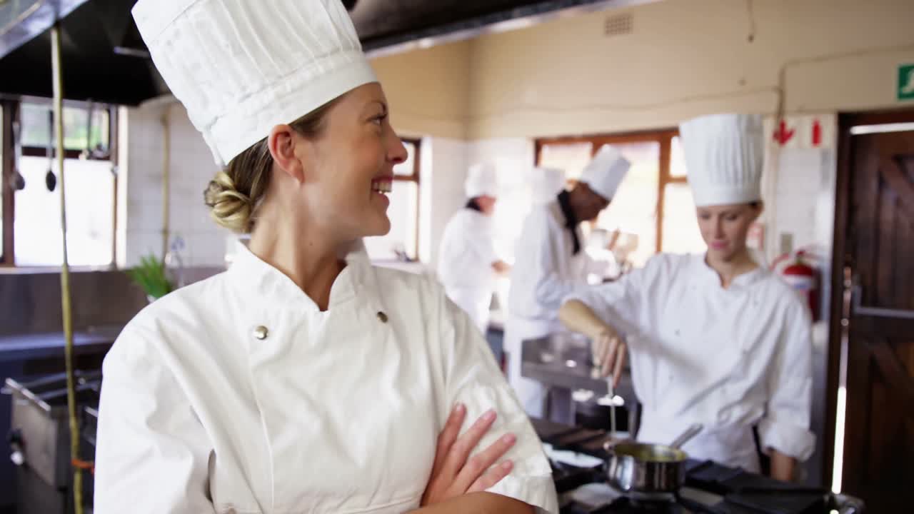 retrato de una mujer chef sonriendo