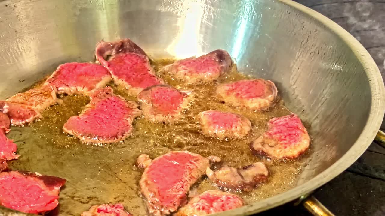 Bistecca succulenta che cuoce in una padella calda evoca sapori e passione culinaria