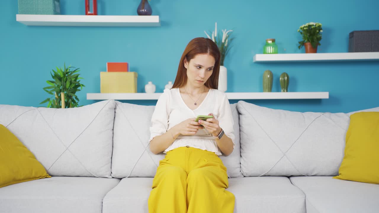 의심스러운 젊은 여성이 생각합니다.