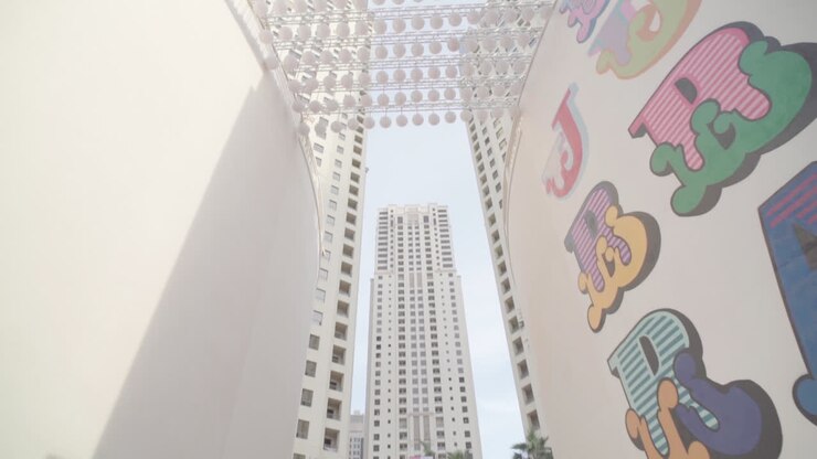 Cidade de Dubai com edifícios e arquitetura futurista.