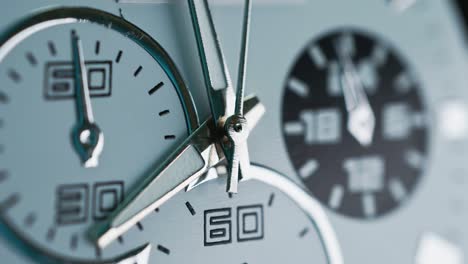 cara de reloj de mano con detalles y textura, timelapse. muy cerca. flecha corriendo en el lapso de tiempo macro extremo de cerca del frente del reloj de negocios, moviéndose rápido segundos mano. 4k.