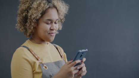 una mujer enviando mensajes de texto por teléfono.