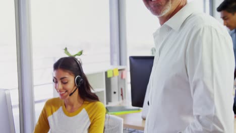 Führungskraft-Mit-Headsets,-Die-Computer-Am-Schreibtisch-Im-Büro-4k-Nutzt