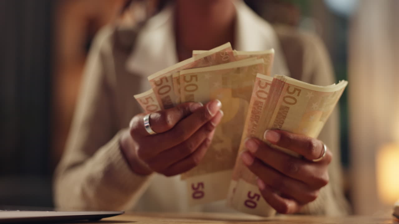 Persona con in mano banconote in euro