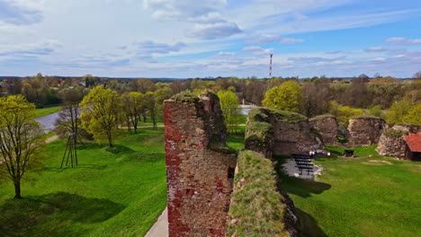 Ruinas-De-Un-Castillo-Anterior-En-El-Museo-Del-Castillo-De-Bauska,-Letonia