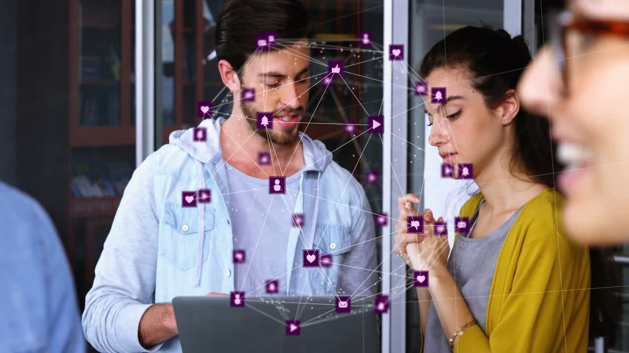 animación de la red de conexiones entre diversas personas que trabajan en la oficina