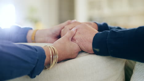 pareja de ancianos que se toman de la mano para apoyarse