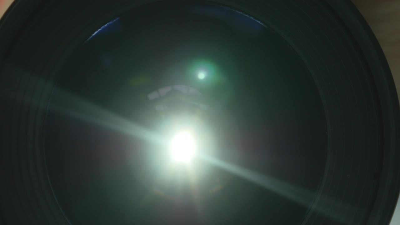 카메라 렌즈 개방 및 폐쇄: 전면 뷰 매크로